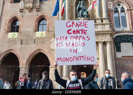 Bologna, 28/10/2020. Manifest dei commercianti e dei lavoratori del commercio contro le chiusure imposte dal nuovo decreto del Governo per arginare l'aumento dei contagi da Covid-19. Presenti le maggiori associazioni come conferesercenti e confcommercio, molti Slogan contro il Governo e il Presidente Giuseppe Conte, alcuni esponenti dell'estrema destra in piazza. Presidio in piazza Maggiore e piccolo corteo in Centro guidato dallo striscione „TU CI chiudi, tu CI paghi“. (MICHELE LAPINI/Fotograf, Bologna - 2020-10-28) p.s. la foto e' utilizzabile nel rispetto del contesto in cui e' stat Stockfoto