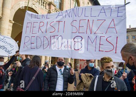 Bologna, 28/10/2020. Manifest dei commercianti e dei lavoratori del commercio contro le chiusure imposte dal nuovo decreto del Governo per arginare l'aumento dei contagi da Covid-19. Presenti le maggiori associazioni come conferesercenti e confcommercio, molti Slogan contro il Governo e il Presidente Giuseppe Conte, alcuni esponenti dell'estrema destra in piazza. Presidio in piazza Maggiore e piccolo corteo in Centro guidato dallo striscione „TU CI chiudi, tu CI paghi“. (MICHELE LAPINI/Fotograf, Bologna - 2020-10-28) p.s. la foto e' utilizzabile nel rispetto del contesto in cui e' stat Stockfoto