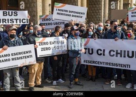 Bologna, 28/10/2020. Manifest dei commercianti e dei lavoratori del commercio contro le chiusure imposte dal nuovo decreto del Governo per arginare l'aumento dei contagi da Covid-19. Presenti le maggiori associazioni come conferesercenti e confcommercio, molti Slogan contro il Governo e il Presidente Giuseppe Conte, alcuni esponenti dell'estrema destra in piazza. Presidio in piazza Maggiore e piccolo corteo in Centro guidato dallo striscione „TU CI chiudi, tu CI paghi“. (MICHELE LAPINI/Fotograf, Bologna - 2020-10-28) p.s. la foto e' utilizzabile nel rispetto del contesto in cui e' stat Stockfoto