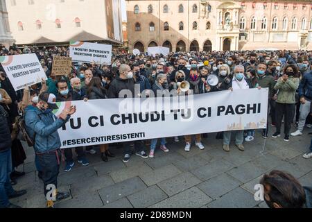 Bologna, 28/10/2020. Manifest dei commercianti e dei lavoratori del commercio contro le chiusure imposte dal nuovo decreto del Governo per arginare l'aumento dei contagi da Covid-19. Presenti le maggiori associazioni come conferesercenti e confcommercio, molti Slogan contro il Governo e il Presidente Giuseppe Conte, alcuni esponenti dell'estrema destra in piazza. Presidio in piazza Maggiore e piccolo corteo in Centro guidato dallo striscione „TU CI chiudi, tu CI paghi“. (MICHELE LAPINI/Fotograf, Bologna - 2020-10-28) p.s. la foto e' utilizzabile nel rispetto del contesto in cui e' stat Stockfoto