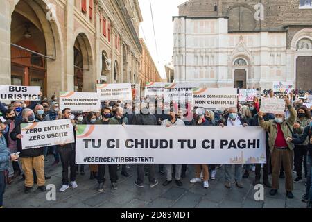 Bologna, 28/10/2020. Manifest dei commercianti e dei lavoratori del commercio contro le chiusure imposte dal nuovo decreto del Governo per arginare l'aumento dei contagi da Covid-19. Presenti le maggiori associazioni come conferesercenti e confcommercio, molti Slogan contro il Governo e il Presidente Giuseppe Conte, alcuni esponenti dell'estrema destra in piazza. Presidio in piazza Maggiore e piccolo corteo in Centro guidato dallo striscione „TU CI chiudi, tu CI paghi“. (MICHELE LAPINI/Fotograf, Bologna - 2020-10-28) p.s. la foto e' utilizzabile nel rispetto del contesto in cui e' stat Stockfoto