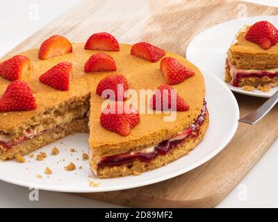 Ein Veganer Victoria Sandwich Kuchen mit Erdbeeren Stockfoto