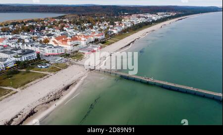 Binz, Deutschland. Oktober 2020. Spaziergänger wandern am Strand im Ostseebad Binz auf der Insel Rügen. (Luftaufnahme mit einer Drohne). Die Bundes- und Landesregierungen wollen die drastisch steigenden Coronainfektionszahlen mit massiven Kontaktbeschränkungen im November in den Griff bekommen. Deutschlandweit sollen die Maßnahmen bereits am 2. November in Kraft treten und nicht wie ursprünglich im Beschlussentwurf der Bundesregierung vom 4. November geplant. Quelle: Stefan Sauer/dpa-Zentralbild/dpa/Alamy Live News Stockfoto