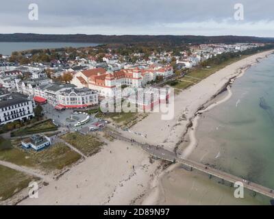 Binz, Deutschland. Oktober 2020. Spaziergänger wandern am Strand im Ostseebad Binz auf der Insel Rügen. (Luftaufnahme mit einer Drohne). Die Bundes- und Landesregierungen wollen die drastisch steigenden Coronainfektionszahlen mit massiven Kontaktbeschränkungen im November in den Griff bekommen. Deutschlandweit sollen die Maßnahmen bereits am 2. November in Kraft treten und nicht wie ursprünglich im Beschlussentwurf der Bundesregierung vom 4. November geplant. Quelle: Stefan Sauer/dpa-Zentralbild/dpa/Alamy Live News Stockfoto