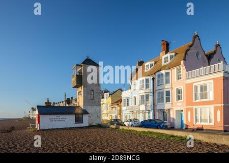 Farbenfrohe Häuser am Strand von Aldeburgh in Suffolk, England, Großbritannien Stockfoto