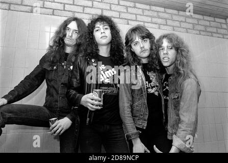 ZWOLLE, NIEDERLANDE - 11. FEBR. 1984: Metallica in der Garderobe kurz vor ihrem ersten Konzert in den Niederlanden im IJsselhal in Zwolle. Stockfoto