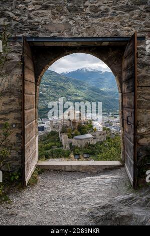 Blick vom Château de Tourbillon durch das Tor über die Château de Valère in Sion, Wallis Stockfoto