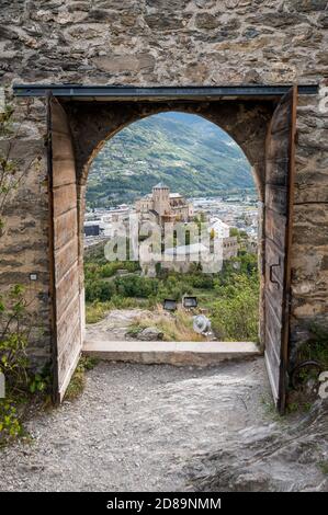 Blick vom Château de Tourbillon durch das Tor über die Château de Valère in Sion, Wallis Stockfoto