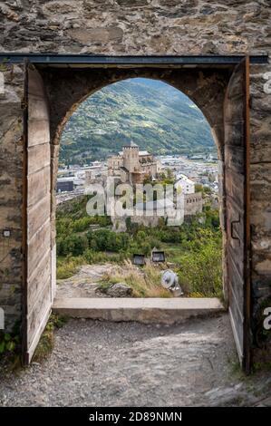 Blick vom Château de Tourbillon durch das Tor über die Château de Valère in Sion, Wallis Stockfoto