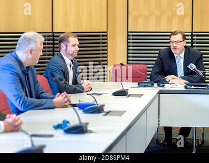 Hannover, Deutschland. Oktober 2020. Stephan Bothe (M), stellvertretender Landesvorsitzender der AfD, und Klaus Wichmann (r, AfD), Mitglied des niedersächsischen landtags, sprechen im Rahmen einer Pressekonferenz. Die Niedersächsische AfD will die drei für das Platzen der landtagsfraktion verantwortlichen Abgeordneten aus der Partei vertreiben. Quelle: Hauke-Christian Dittrich/dpa/Alamy Live News Stockfoto