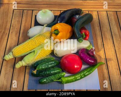 Haufen von großer Vielfalt an frischem Bio-Gemüse. Kreative Komposition. Gesundes Lifestyle-Konzept. Über rustikalen Holzhintergrund. Stockfoto