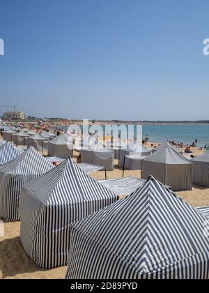 Traditionelle portugiesische Strandzelte in São Martinho do Porto Strand Stockfoto