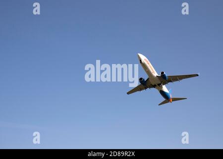 Jet 2 Holidays BOEING 737NG/MAX Flugzeug, von unten am Flughafen Leeds Bradford gesehen Stockfoto