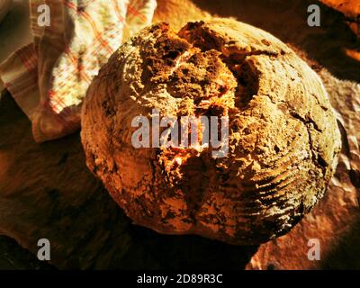 Frisches hausgemachtes braunes Brot, direkt aus dem Ofen Stockfoto