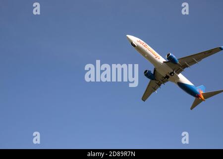 Jet 2 Holidays BOEING 737NG/MAX Flugzeug, von unten am Flughafen Leeds Bradford gesehen Stockfoto