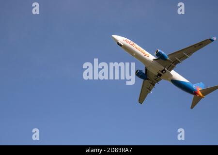 Jet 2 Holidays BOEING 737NG/MAX Flugzeug, von unten am Flughafen Leeds Bradford gesehen Stockfoto