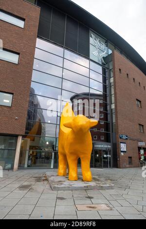 Die ursprüngliche Superlambana am Eingang zu Liverpool John Moores Universität in Liverpool Stockfoto