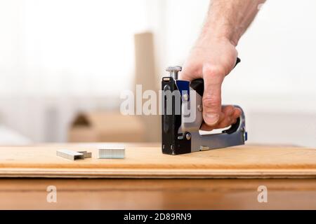 Unkenntlich Zimmermann Arbeiten Herstellung Von Möbeln Mit Professionellen Werkzeugen, Nahaufnahme Stockfoto