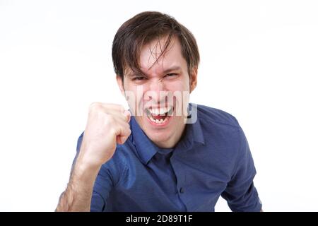 Nahaufnahme Porträt des Mannes schüttelt Faust in emotionale Geste Stockfoto