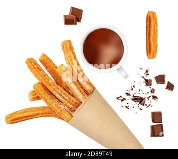 Kreatives Layout aus Churros gebratenem Gebäck, Tasse dunkle Schokolade und Schokoladenstücke isoliert auf weißem Hintergrund, Draufsicht. Flach liegend Stockfoto