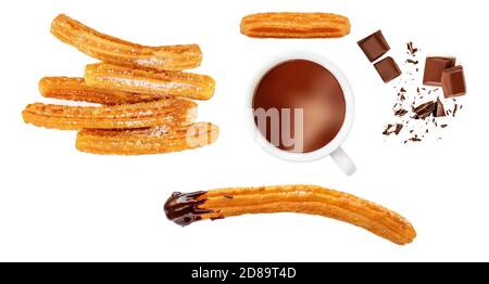 Churro isoliert auf weißem Hintergrund, Draufsicht. Flach liegend. Kreatives Layout aus Churros gebratenem Gebäck, Tasse dunkle Schokolade. Stockfoto