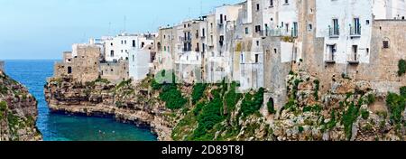 Panoramablick auf das historische Viertel oberhalb der Steilküste und die Badebucht bei Polignano, Italien Stockfoto