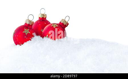 Weihnachtskugel rote Dekoration über Winterschnee isoliert auf weißem Hintergrund. Stockfoto