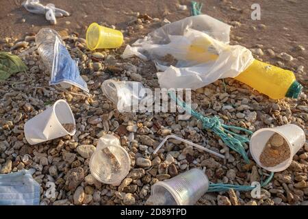 Rotes Meer, Sharm El Sheikh, Ägypten. März 2019. ROTES MEER, SHARM EL SHEIKH, ÄGYPTEN - 18.-26. OKTOBER 2020: Plastikmüll und Gesichtsmasken am Strand in der Surfzone. Coronavirus COVID-19 trägt zur Umweltverschmutzung bei, da weggeworfene gebrauchte Masken verschmutzende Strände des Roten Meeres zusammen mit Plastikmüll aufwirren.Quelle: Andrey Nekrasov/ZUMA Wire/Alamy Live News Stockfoto