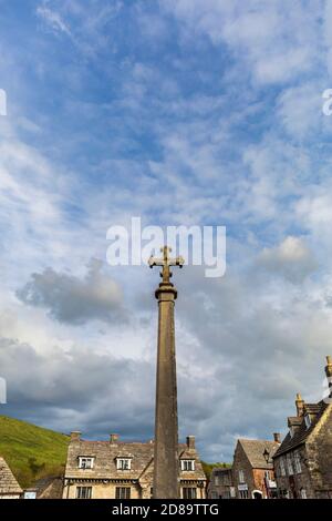 Das Kriegsdenkmal in 'The Square' im Dorf Corfe in Dorset, England Stockfoto