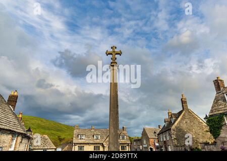 Das Kriegsdenkmal in 'The Square' im Dorf Corfe in Dorset, England Stockfoto