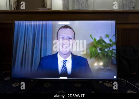 Washington, Usa. Oktober 2020. Facebook-CEO Mark Zuckerberg spricht aus der Ferne während einer Anhörung des Senats Commerce, Science, and Transportation Committee, um die Reform von Abschnitt 230 des Communications Decency Act mit großen Tech-Unternehmen zu diskutieren. Am Mittwoch, 28. Oktober, in Washington, DC. Pool Foto von Michael Reynolds/UPI Kredit: UPI/Alamy Live Nachrichten Stockfoto