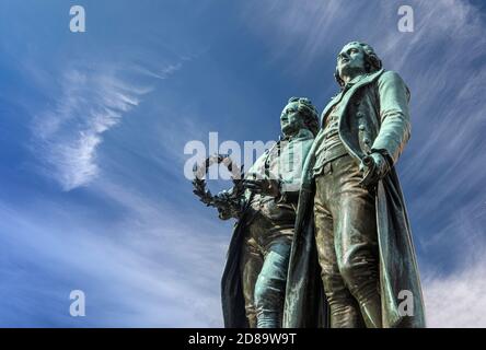 Das Goethe-Schiller Denkmal in Weimar, Deutschland. Johann Wolfgang Goethe, links, und Friedrich Schiller, sind in Deutschland hochgeschätzte Persönlichkeiten. Stockfoto