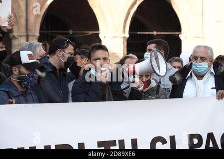 Bologna, Italien. Oktober 2020. BOLOGNA - Progesta maniitazione gestori locali bar ristoranti contro nuovo DPCM che obbliga alla chiusura alle ore 18 in piazza Maggiore - foto Michele Nucci /LM Credit: Independent Photo Agency/Alamy Live News Stockfoto