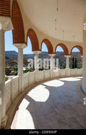 Bögen am Haupttempel des Klosters Agios Nektarios, auf der Insel Ägina, Griechenland, Europa. Stockfoto