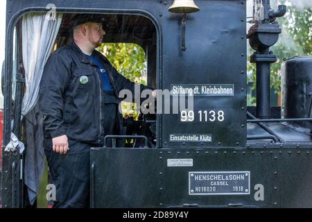 17. Oktober 2020, Mecklenburg-Vorpommern, Klütz: Im Regen wird die 102 Jahre alte Brigadelokomotive auf ihre erste Fahrt am Bahnhof vorbereitet. Bis 19.10.2020 wird die Lokomotive den Personenzug auf der Kaffebrenner-Linie ziehen. Am Ende der Saison fährt mit dem Touristenzug mit Spurweite 600 Millimeter eine historische Dampflokomotive auf der Strecke. Auf der nur sechs Kilometer langen Strecke zwischen Klütz und Reppenhagen fährt der Zug mit 20 Stundenkilometern. Die Bahnstrecke im Nordwesten Mecklenburgs wurde am 6. Juni 1905 als "Großherzogliches Mecklenburg" eröffnet Stockfoto