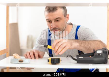 Zimmermann Wahl Schreinerei Werkzeuge Herstellung Möbel Arbeiten In Seinem Studio Stockfoto