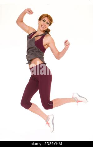 Ganzkörper-Porträt von schönen mittleren Alters in Sportbekleidung springen Auf weißem Hintergrund Stockfoto