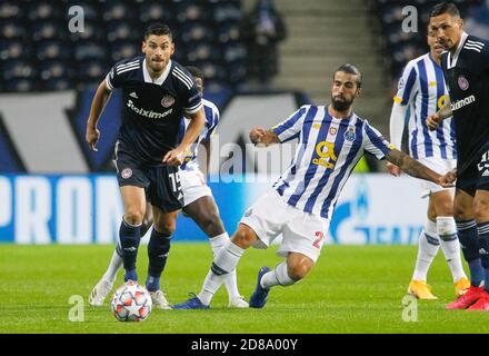 Ahmed Hassan von Olympiacos in Aktion mit Sergio Oliveira von Porto während der UEFA Champions League, Gruppenphase, Gruppe C Fußballspiel zwischen FC C. Stockfoto