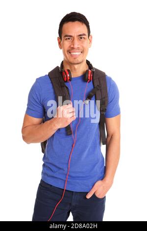 Porträt eines fröhlichen älteren Mannes mit Rucksack und Kopfhörer stehen Entspannt auf weißem Hintergrund Stockfoto