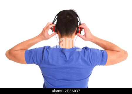 Porträt von hinten eines Mannes, der Kopfhörer trägt, um zu hören Musik auf weißem Hintergrund Stockfoto