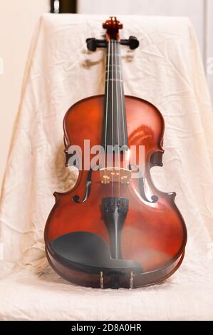 Nahaufnahme einer Geige, auf weißem Hintergrund . Weichzeichnen Foto Stockfoto