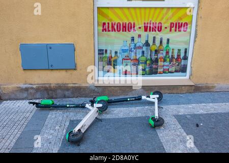 Elektro-Kick-Scooter auf dem Boden, vor dem Alkoholgeschäft, Zizkov, Prag, Tschechische Republik Stockfoto