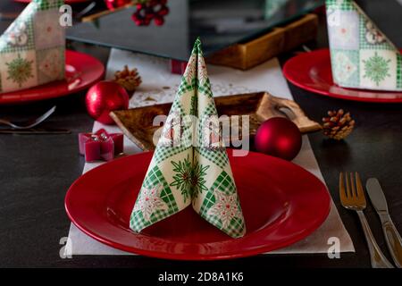 Weihnachtliche Tischeinstellung mit roten Tellern Stockfoto
