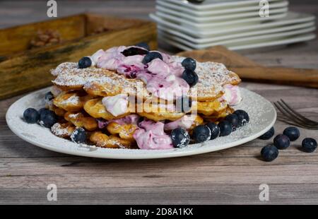 Vollkornwaffeln mit Heidelbeer-Joghurt-Sahne Stockfoto