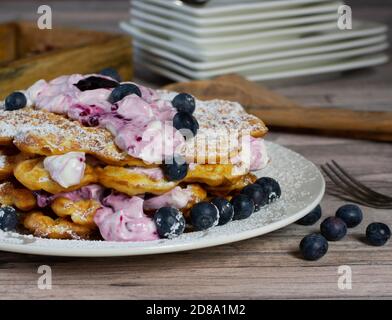 Gesunde Waffeln mit Kamut-Mehl gebacken Stockfoto