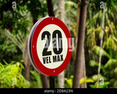 Schild Mit Der Aufschrift '20 Vel. Max' (20 km/h Höchstgeschwindigkeit) Stockfoto