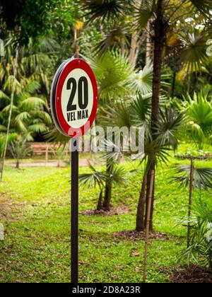 Schild Mit Der Aufschrift '20 Vel. Max' (20 km/h Höchstgeschwindigkeit) Stockfoto