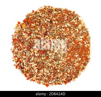 Mischung aus Kräutern, Gewürzen und trockenen Tomaten, isoliert auf weißem Hintergrund. Natürliche Bio-Lebensmittel würzen. Draufsicht. Stockfoto