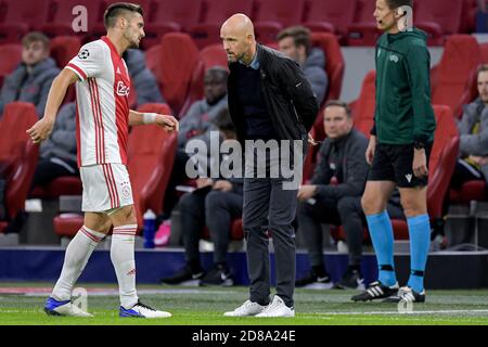 Dusan Tadic von Ajax und Cheftrainer Erik Ten Hag von Ajax während der UEFA Champions League, Gruppenphase, Gruppe-D-Fußballspiel zwischen Ajax und Liver C Stockfoto