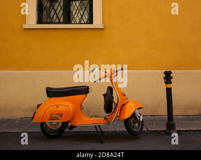 Brescia, Italien - 02. Juli 2020: Vespa Motorrad auf der Straße Stockfoto